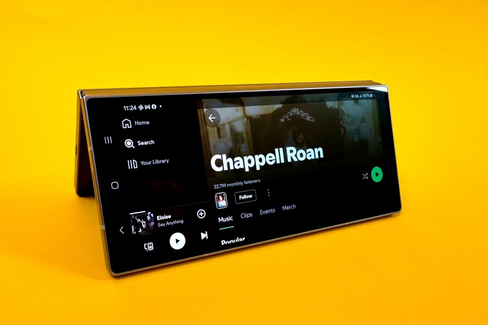 Galaxy Z Fold6をテントのように立ててSpotifyで音楽を再生する様子
