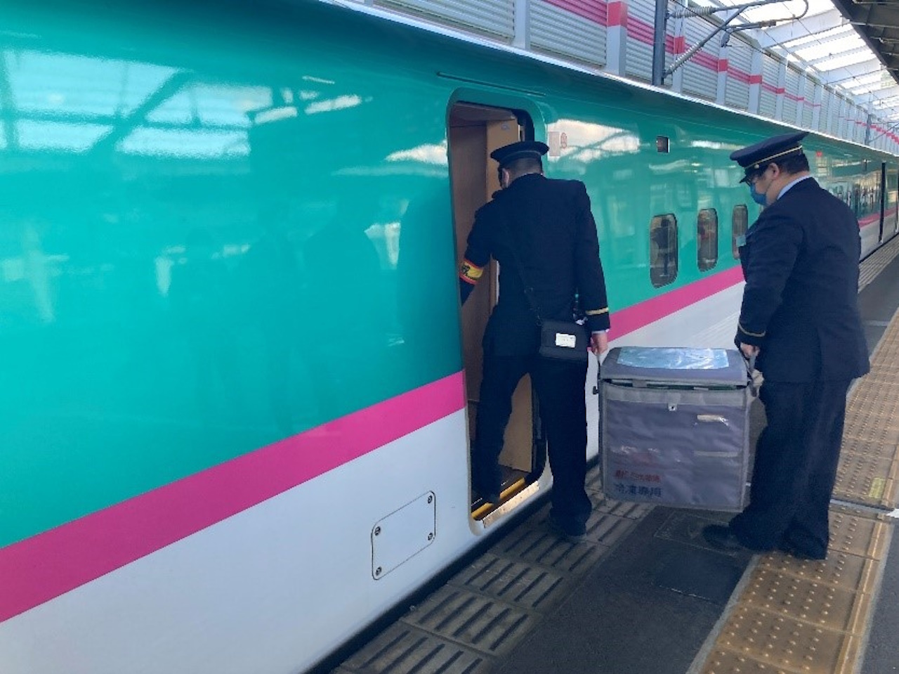 3～4分でホームから新幹線車内へ荷物を運ぶ（写真提供：JR東日本）