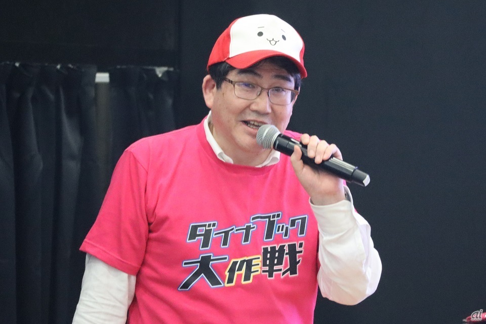 イベントのテーマである「Dynabook AIで日常を楽しく」の一環で制作したというTシャツを着用し、イベント概要を説明するDynabook 国内マーケティング本部 副本部長 荻野孝広氏