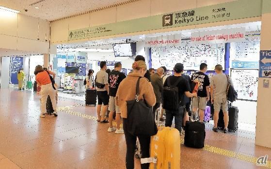 インバウンド旅客で混雑する羽田空港第3ターミナル駅