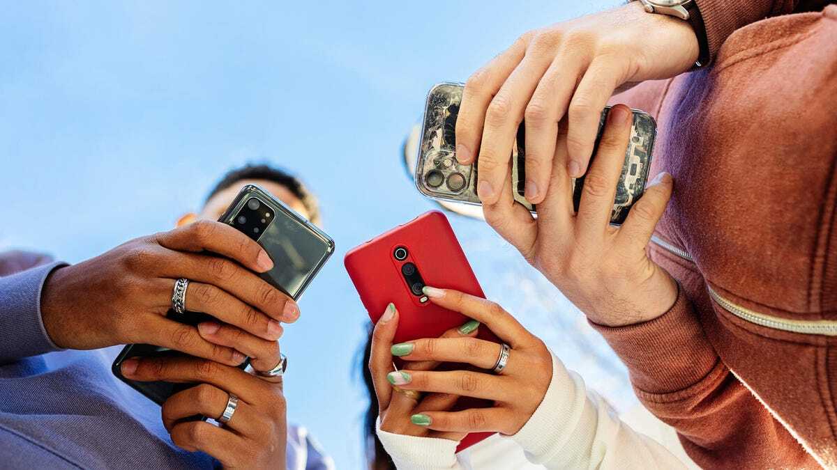 スマホを操作する3人の若者