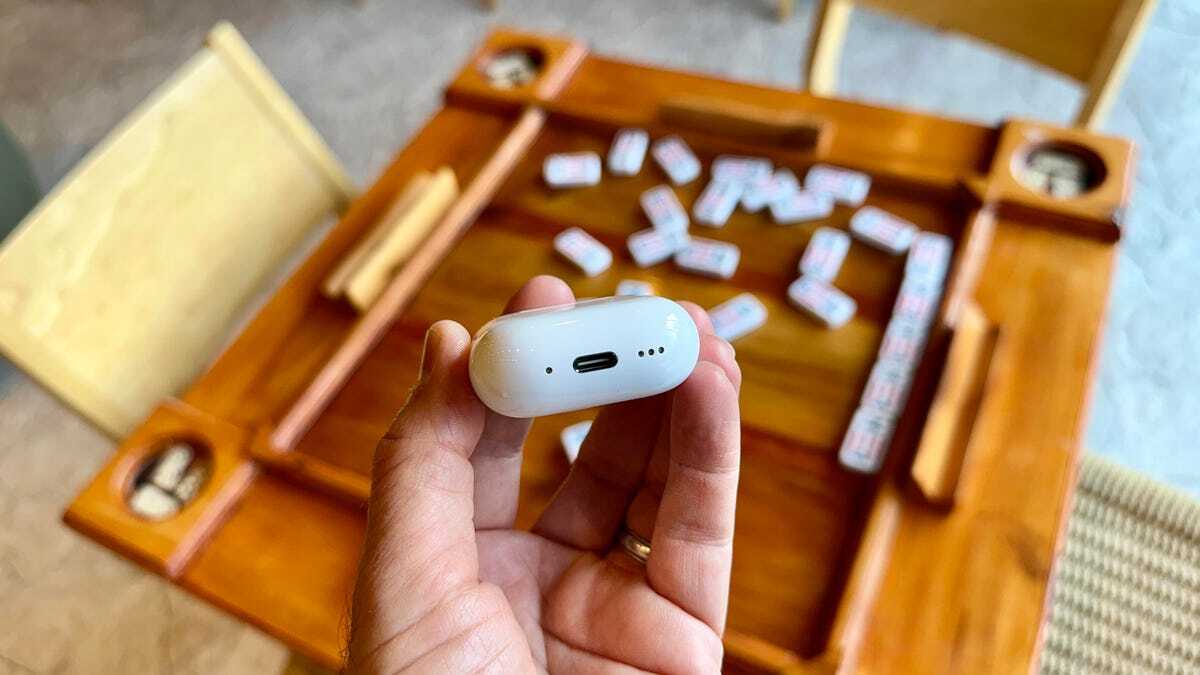 AirPods 4ケースの底面にあるUSB-Cポート