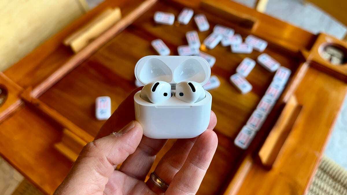 ケースに収められたAirPods 4