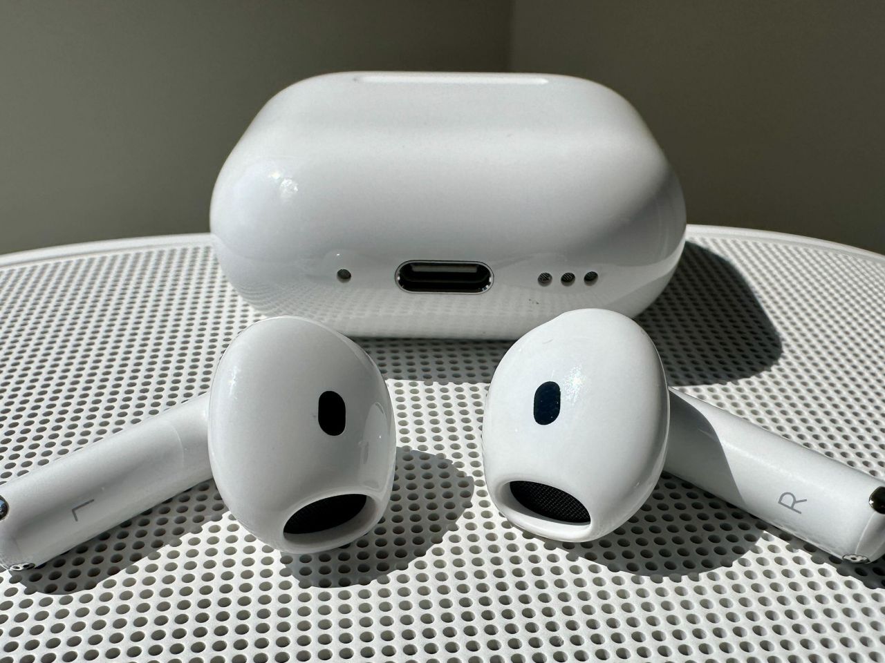 アップル「AirPods 4」レビュー：ノイズキャンセリングは予想外のレベル - CNET Japan