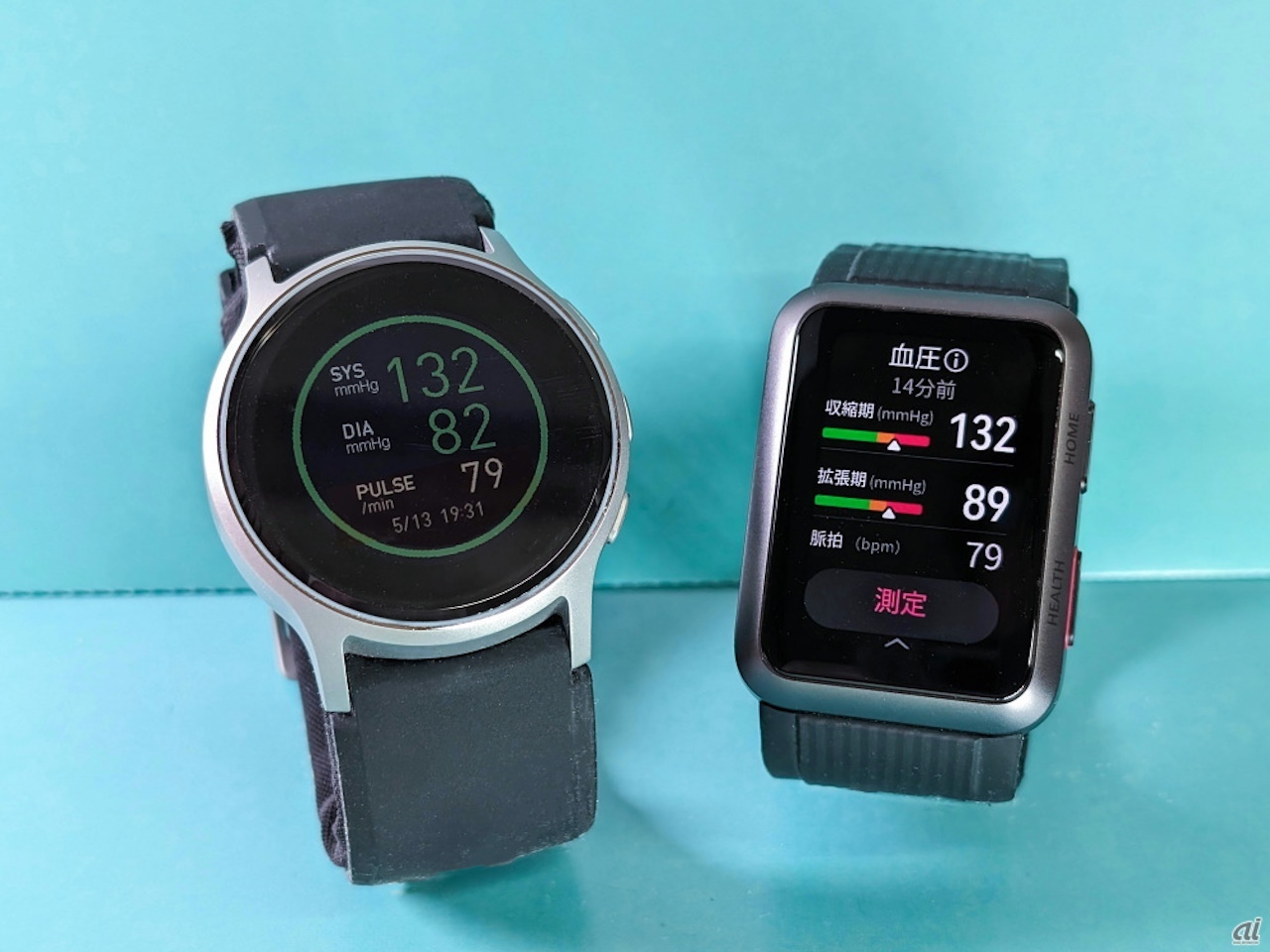 ウェアラブル血圧計の「HeartGuide HCR-6900T-M」（左）と「HUAWEI WATCH D」（右）