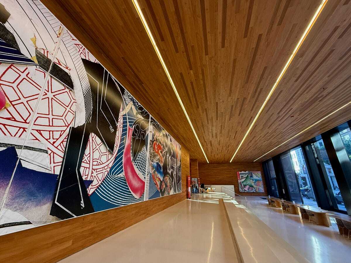 壁画のある屋内の広い空間