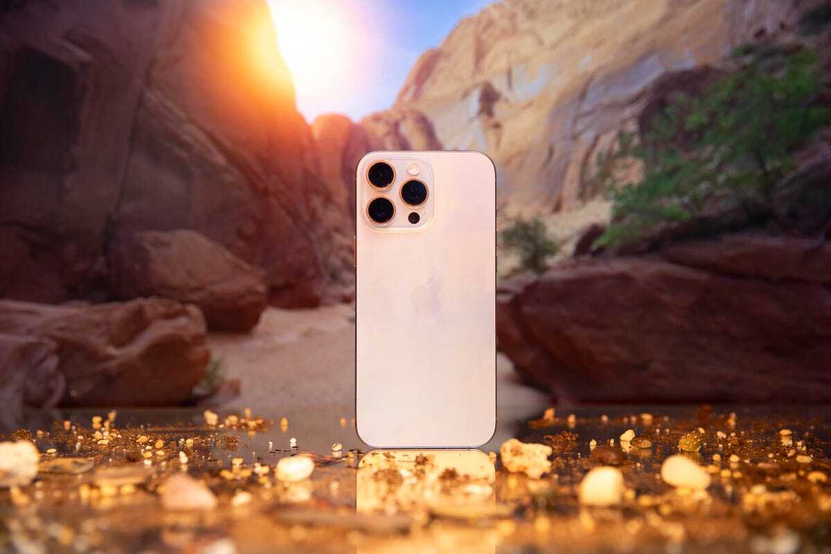 デザートチタニウム色のiPhone 16 Pro