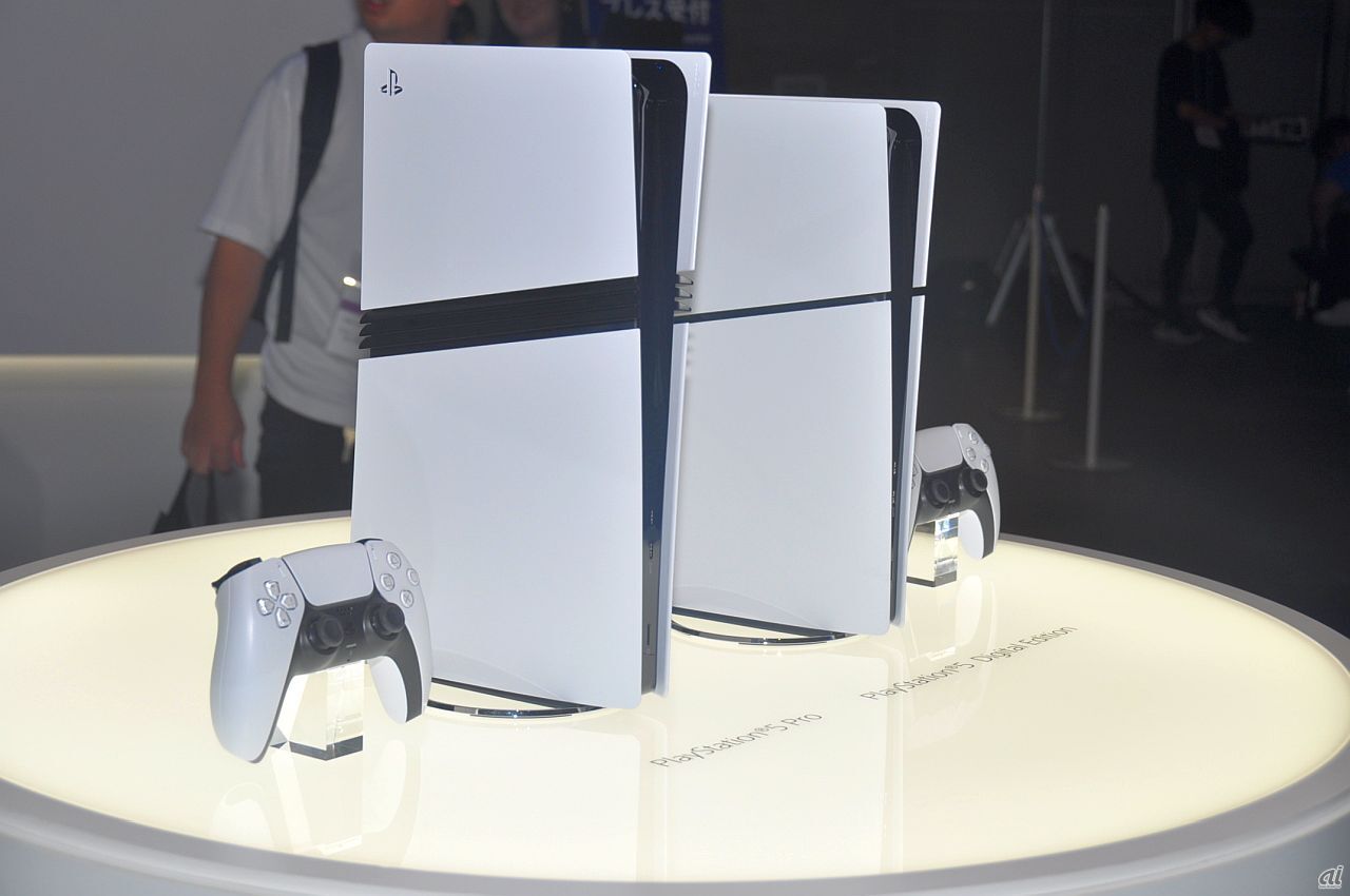 「PlayStation 5 Pro」（手前側）が展示