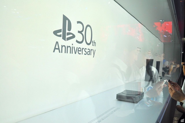 「PlayStation 30周年アニバーサリー コレクション」が展示されているショーケース。