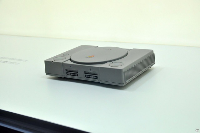 　プレイステーションの始まりとなった、初代プレイステーション。
