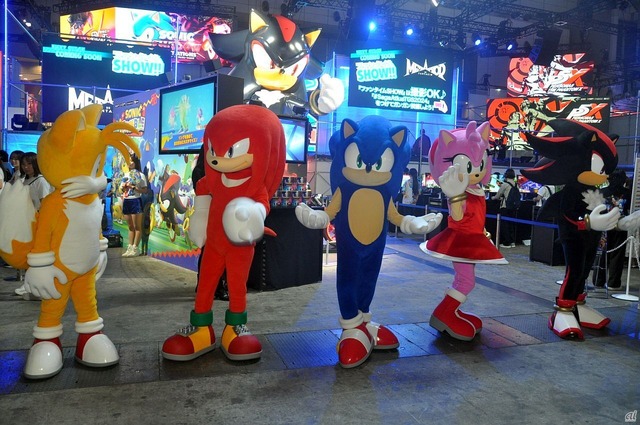 　ソニック（中央）をはじめ、ソニックシリーズのキャラクターたちが姿を見せる一幕も。