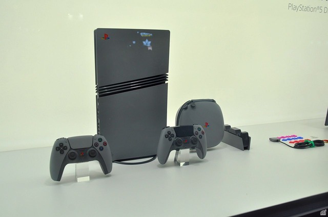 　プレイステーション30周年を記念した、初代プレイステーションのカラーリングを施した、特別モデルのPS5となる「PlayStation 30周年アニバーサリー コレクション」も展示されている。

　写真は限定仕様のPS5 Proを含めた、「PlayStation 5 Pro 30周年アニバーサリー リミテッドエディション 特別セット」。