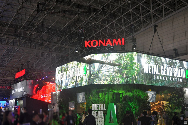　大型のモニターが目を引くKONAMIブース。