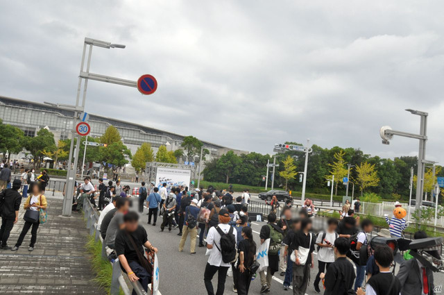 　今回、コスプレエリアの一部について、混雑緩和を目的に公道の片側を封鎖してエリアを設ける試みも行われた。