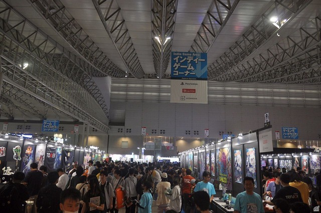 　インディーゲームコーナーなどが集う展示ホール（9～11）も大盛況。来場者が体験するだけではなく、開発者と感想を話す光景も見られた。