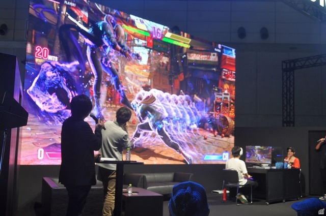 「『ストリートファイター6』ももちドリームチャレンジ」と題し、一般チャレンジャーを相手にエドのドリームコンボを決めるという、プロプレーヤーのテクニックが見られるステージが行われた。