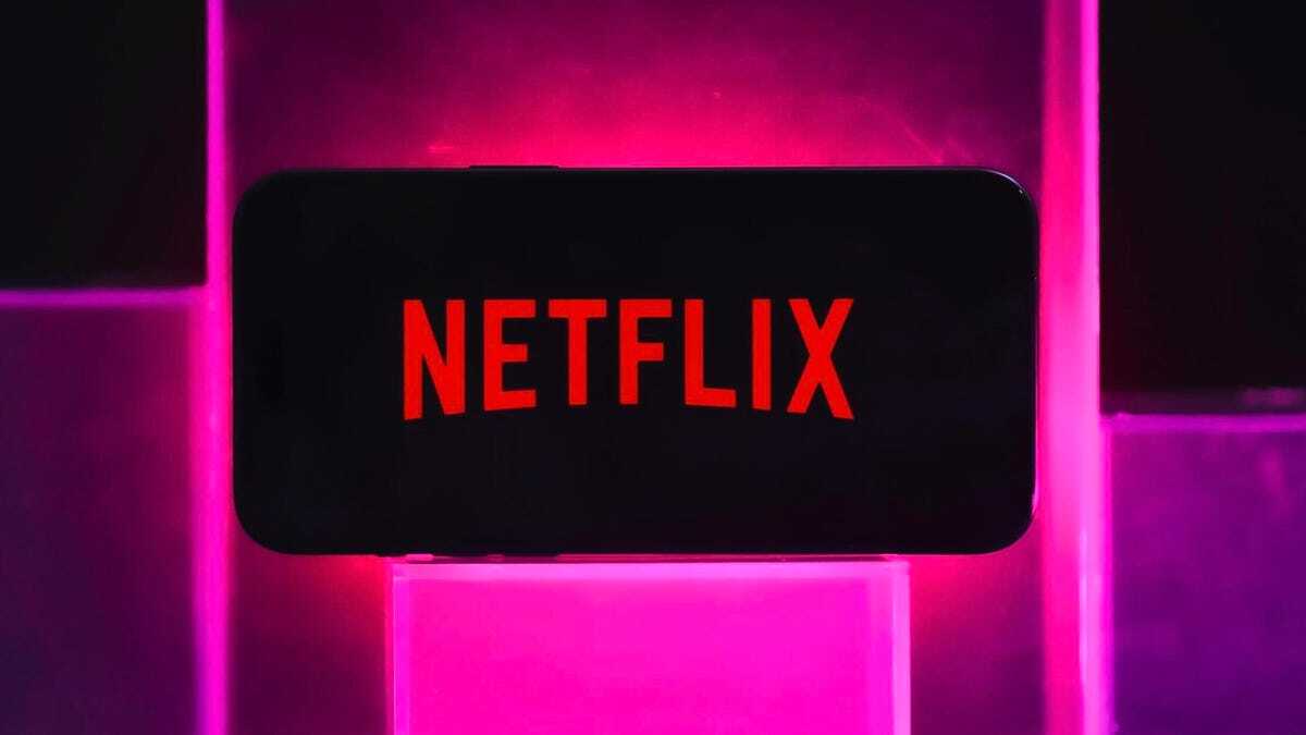 NETFLIXと表示されたスマートフォン