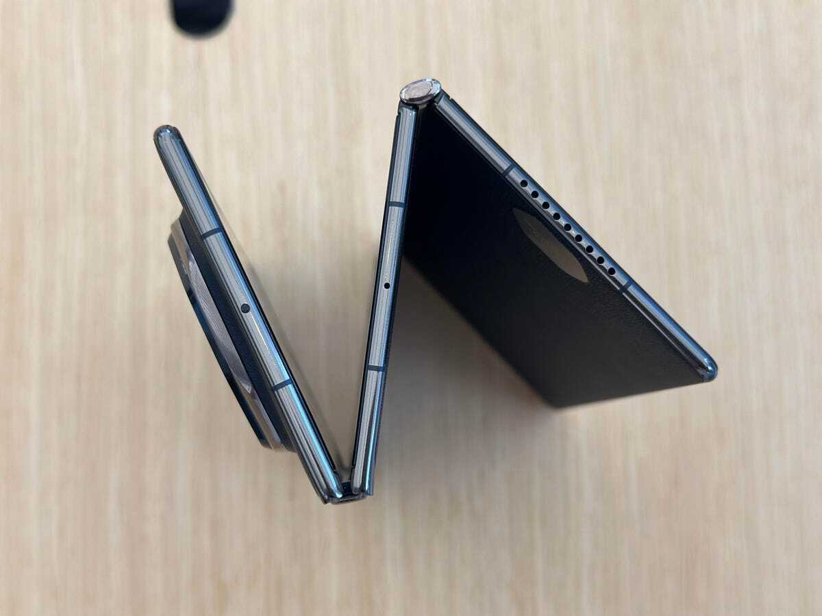 Z字型にしたHUAWEI Mate XTの側面