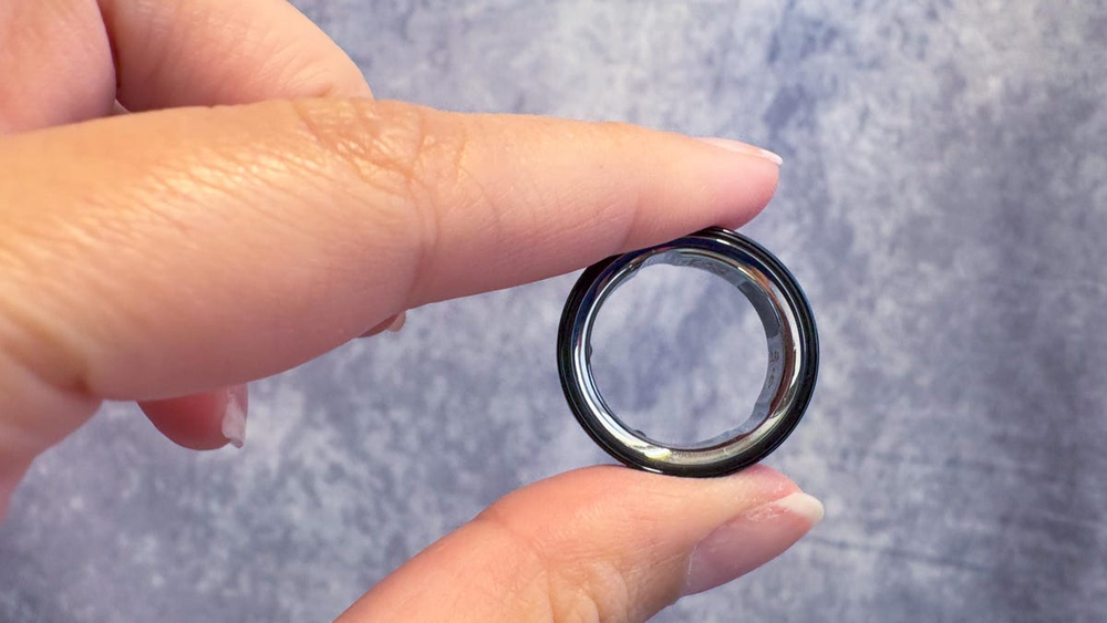 Oura Ring 4を人差し指と親指で持った写真