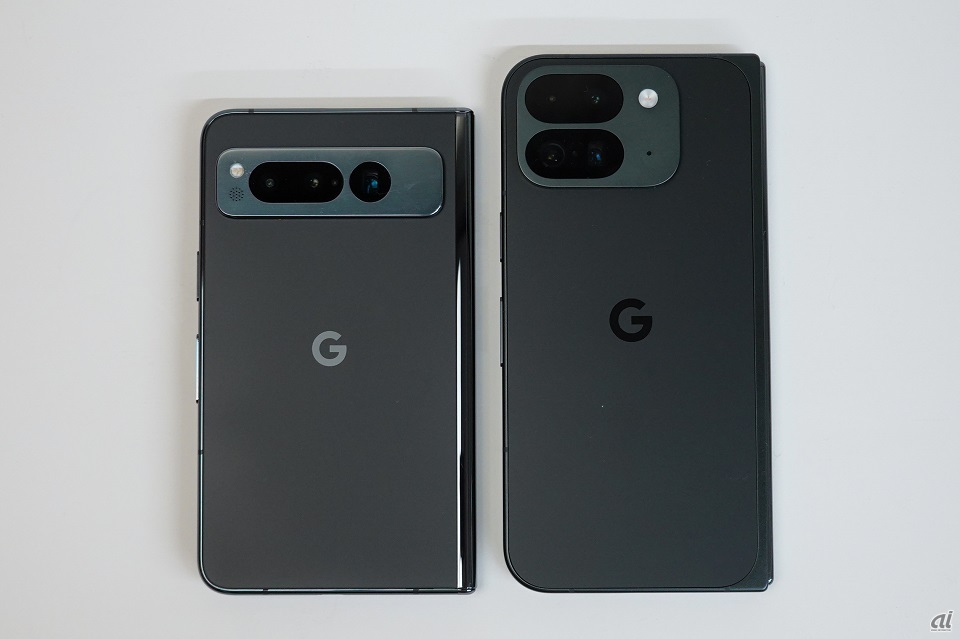 Pixel Fold（左）とPixel 9 Pro Fold（右）。サイズ、デザイン、ヒンジの構造など大幅に進化した