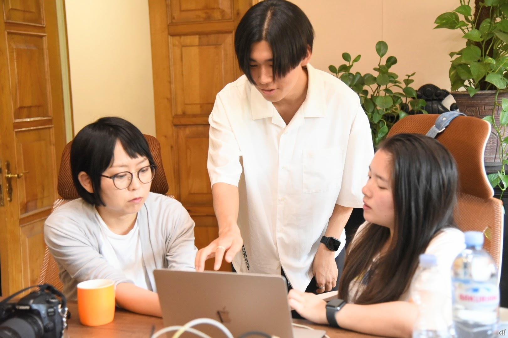 「業務効率化」のワークショップでは、さまざまなツールを連携して通知を飛ばす方法を学んだ（左が筆者）