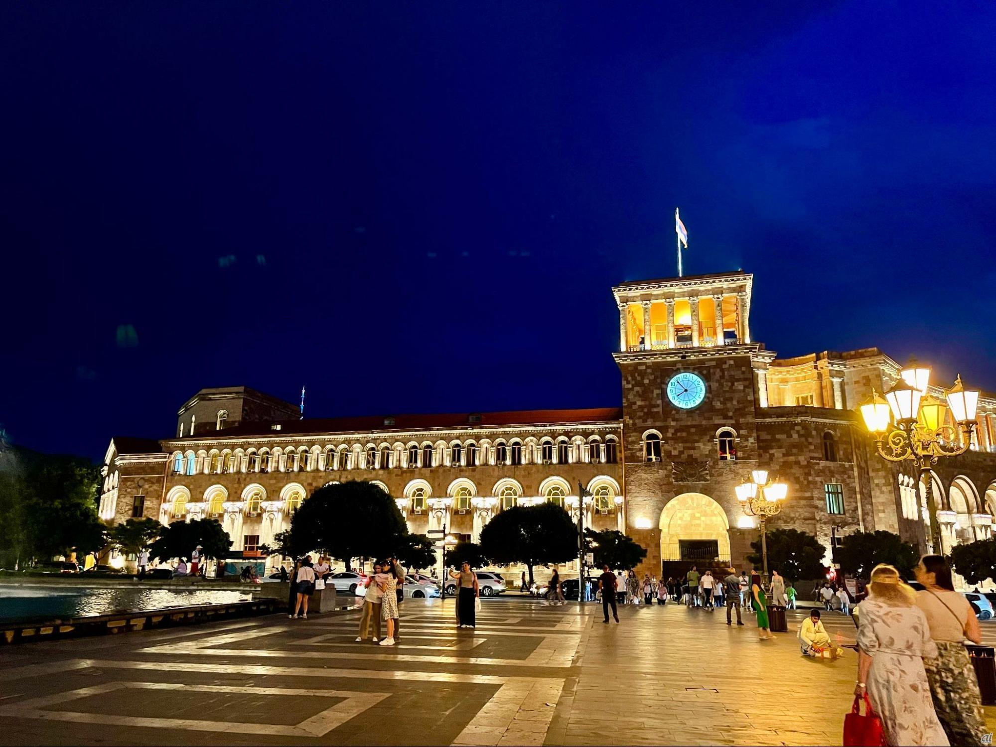 360度きれいな夜景が広がるアルメニアの「共和国広場」
