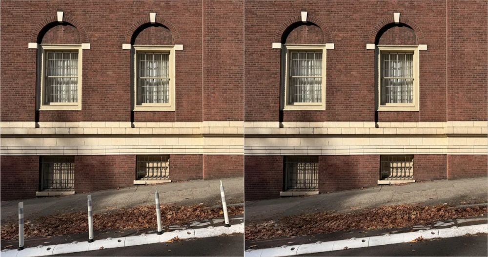 道ばたのポールが写った建物の写真と、それを取り除いた写真