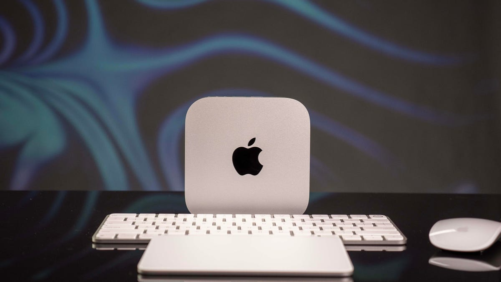 M4 Mac mini本体と各種Magicアクセサリーの写真