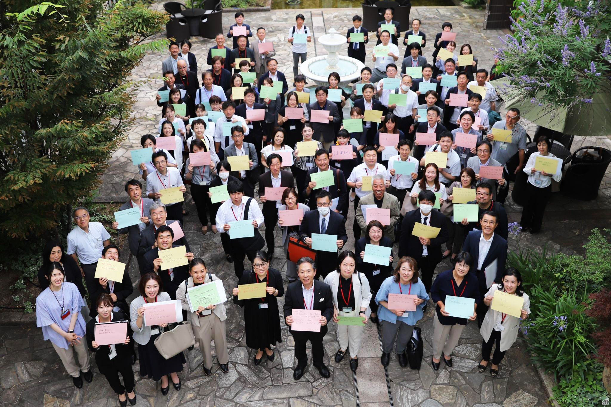 2024年のワークイノベーション推進会議総会にて。「明日からできること」を掲げた集合写真（提供：豊岡市）