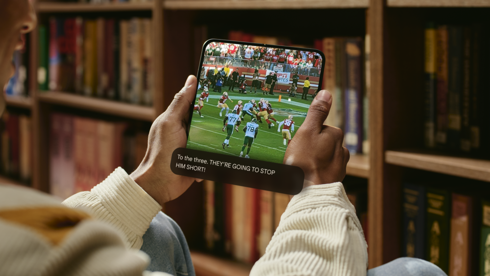 アメフトの試合の映像に字幕が表示されている様子