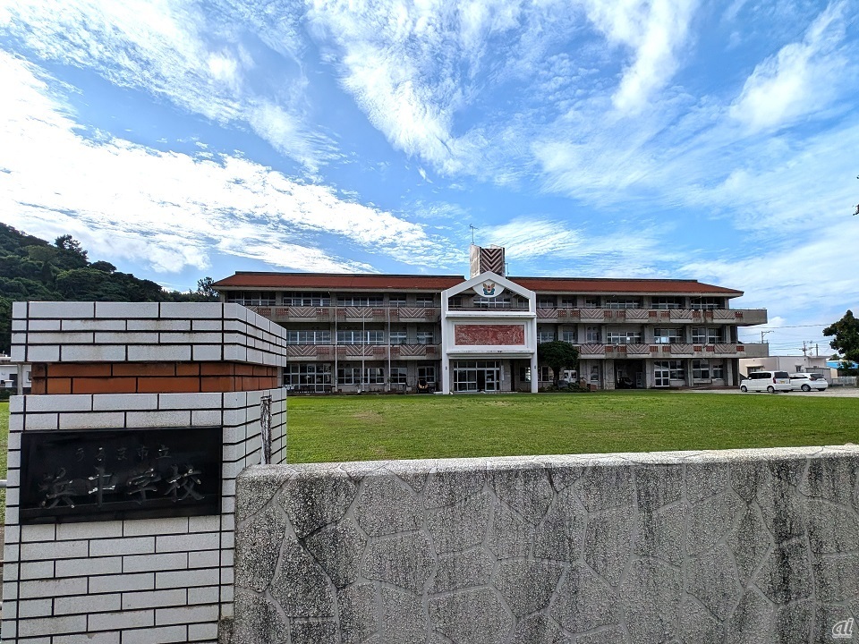 HAMACHUは浜比嘉島の旧浜中学校校舎をリノベーションした施設だ