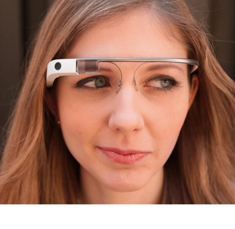 Google Glassを装着している女性の写真