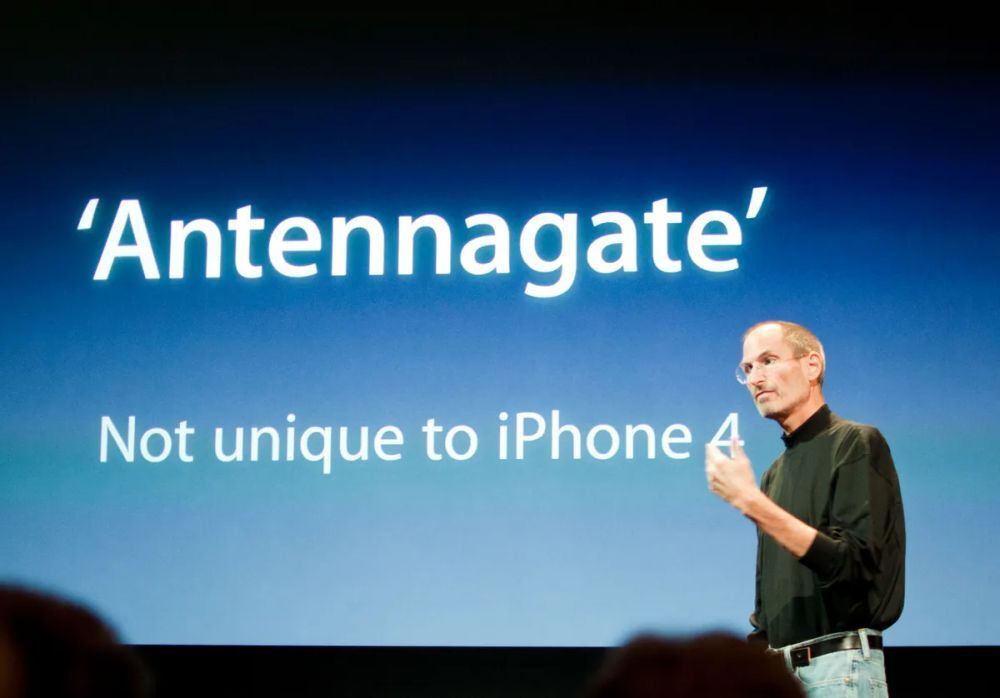 アンテナゲートについて説明するSteve Jobs氏