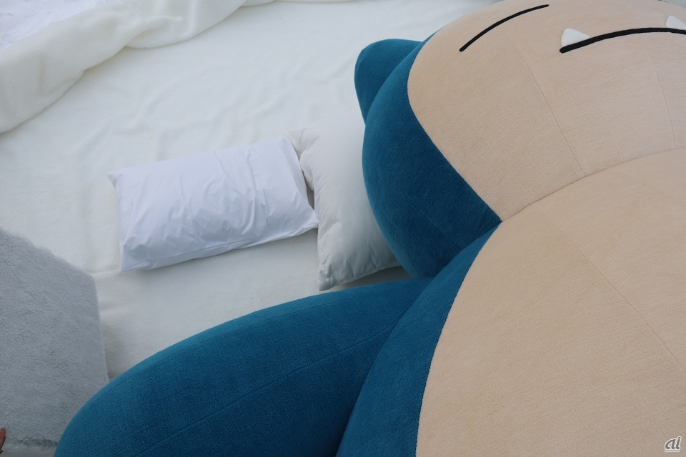 カビゴンの横にはまくらが用意されている