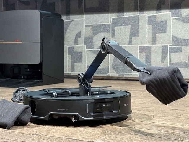 脱いだ靴下も拾ってくれるロボット掃除機「Roborock Saros Z70」