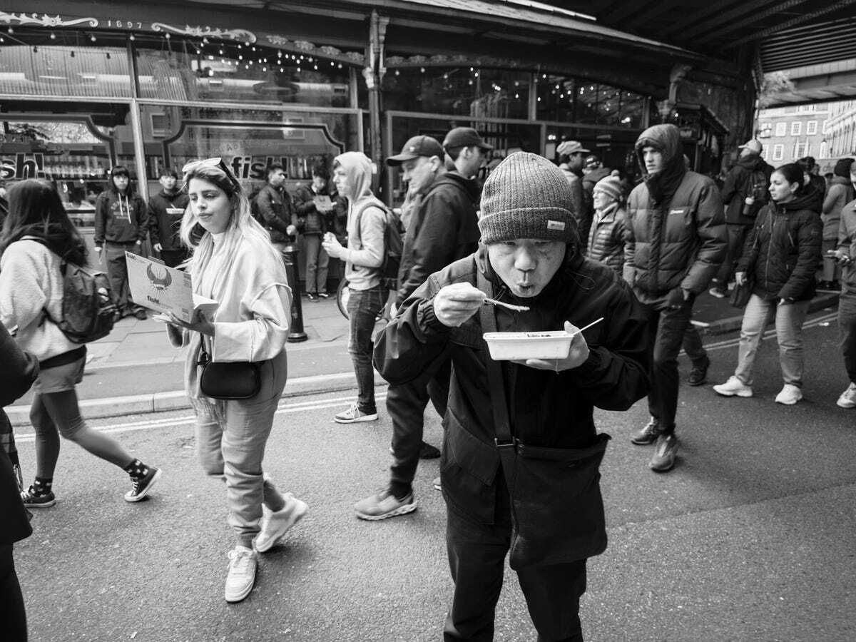 混雑したストリートを撮影したモノクロ写真