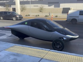 太陽光だけで1日64km走れる「充電不要のEV」に試乗してみた：CES 2025