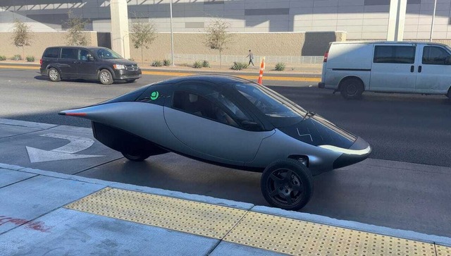 太陽光で動く電気自動車（EV）

　Apteraが手掛けた太陽光で動く電気自動車は、通勤や買い物といった通常の運転で、1日で最大40マイル（約64km）まで走行可能だ。イルカのようなデザインで、2人しか乗れないが、先述したように、太陽光で動く。車体の重量（通常のEVの約半分）からカーボンファイバー製のシャーシ、薄型ホイールまで、あらゆる部分が効率性のために最適化されている。長距離を走行する場合は、充電器に接続してフル充電すれば、最大400マイル（約644km）走ることができる。