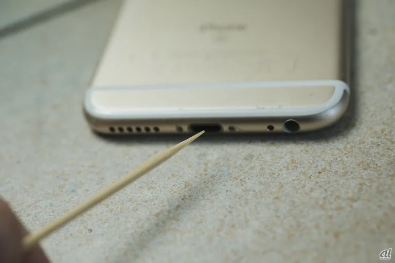 木製の爪楊枝は、内部を傷つけないからおすすめの道具だ（Andrew Lanxon/CNET）