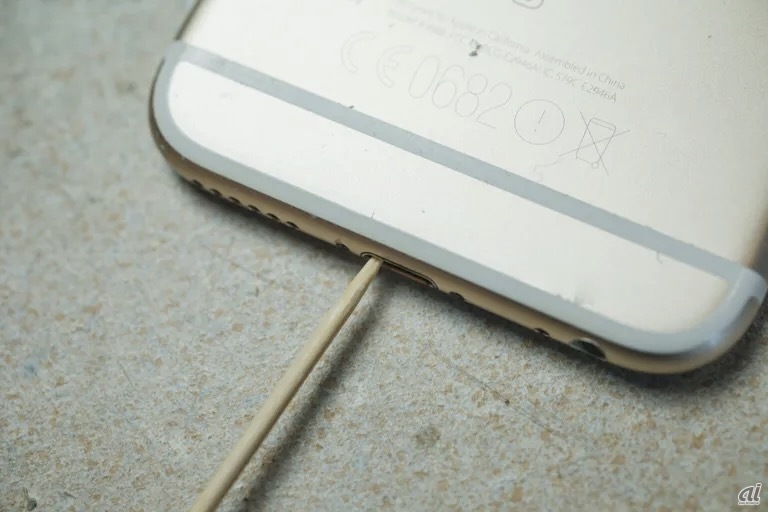 長くスマホを使っていると、充電ポートが詰まるのはよくある問題だ（Andrew Lanxon/CNET）