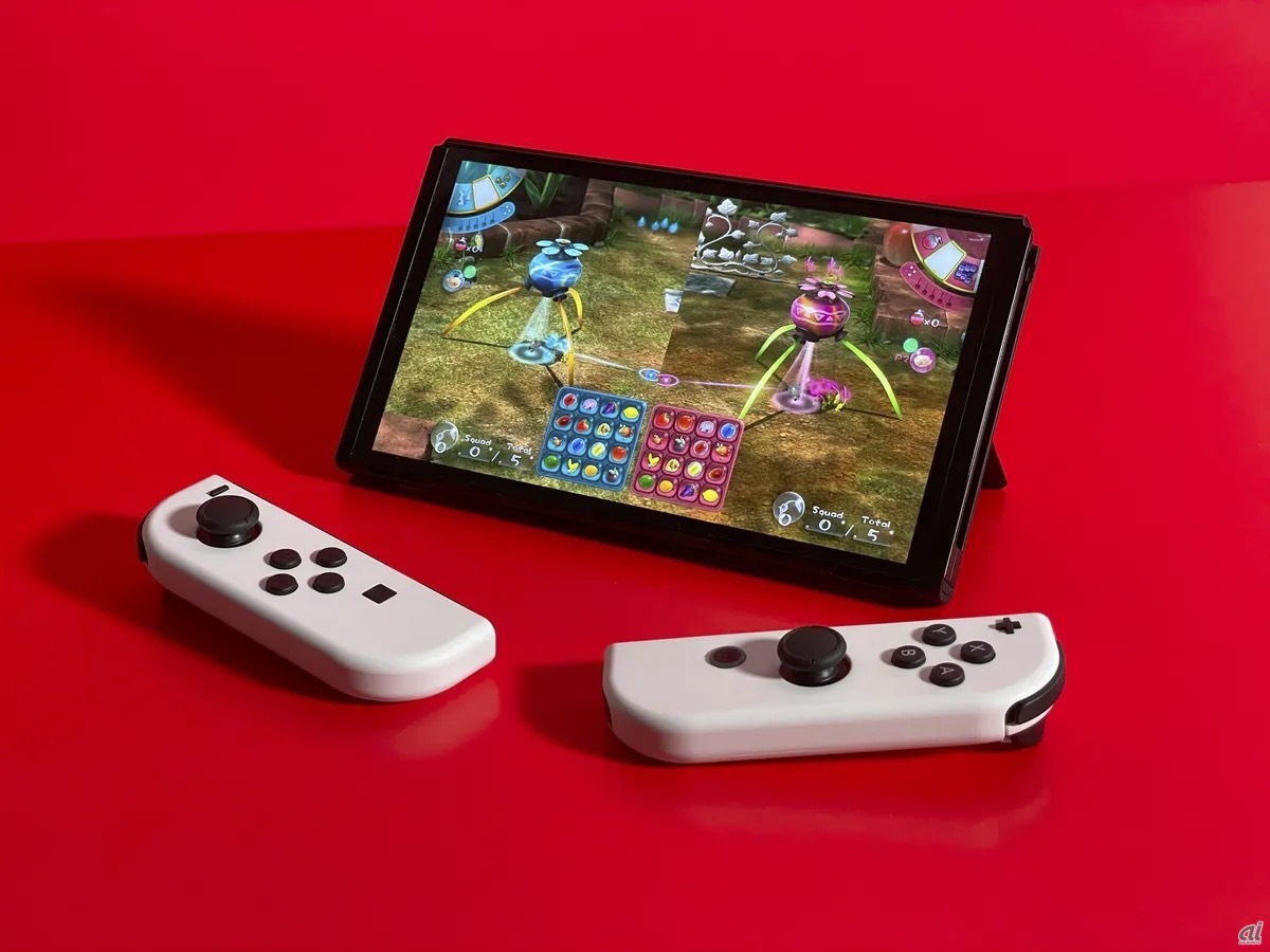 ハードウェアは古いが、Switch OLED のデザインは依然として優れている（Scott Stein/CNET）
