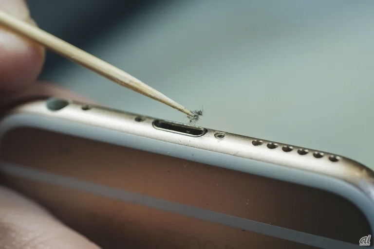 充電ポートからゴミを取り除くのは、なかなか気持ちが良い（Andrew Lanxon/CNET）