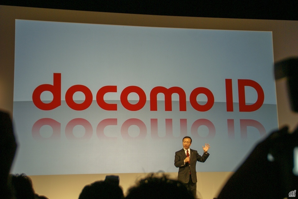 NTTドコモは2013年、サービスの「キャリアフリー」化を打ち出し、「docomo ID」をNTTドコモの回線契約者以外でも利用できるようオープン化している