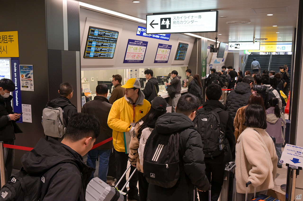 大混雑する京成上野駅のスカイライナー券窓口