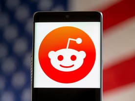 「ナチスの敬礼？」と物議のマスク氏に抗議、Redditの一部で「X」へのリンク禁止