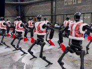 ロボットが人間のように走り、集団で踊る–中国Unitreeの最新映像