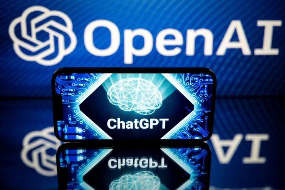 OpenAIのロゴと、ChatGPTの文字が表示されたスマートフォン