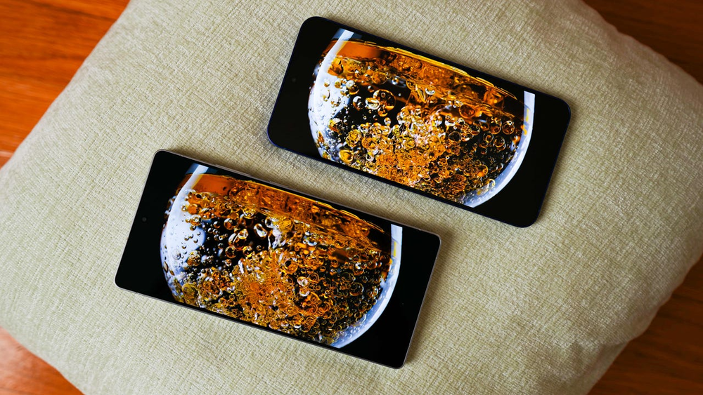 同じ画像を表示しているS25＋とS25 Ultraを並べた写真