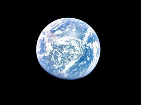 月着陸機「ブルーゴースト」、月を周りながら息をのむ天体写真を撮影中
