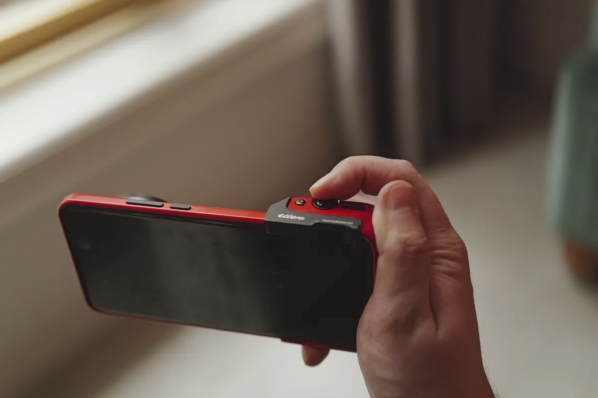 グリップやシャッターボタンを外付けできるキットは便利（Andrew Lanxon/CNET）